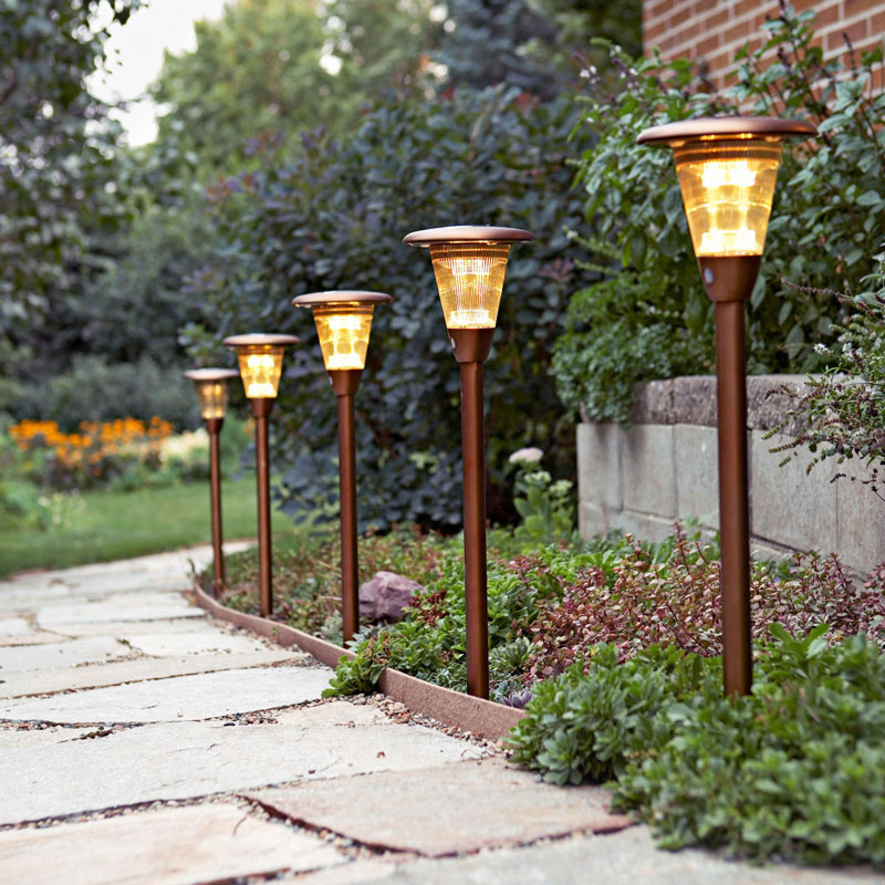 چراغ چمنی نورپردازی باغچه