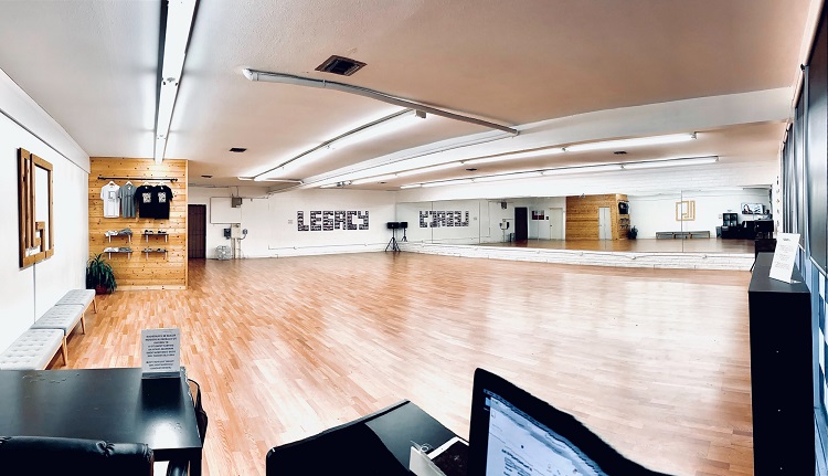 رنگ دیوار در نورپردازی فضای بزرگ تاثیر دارد